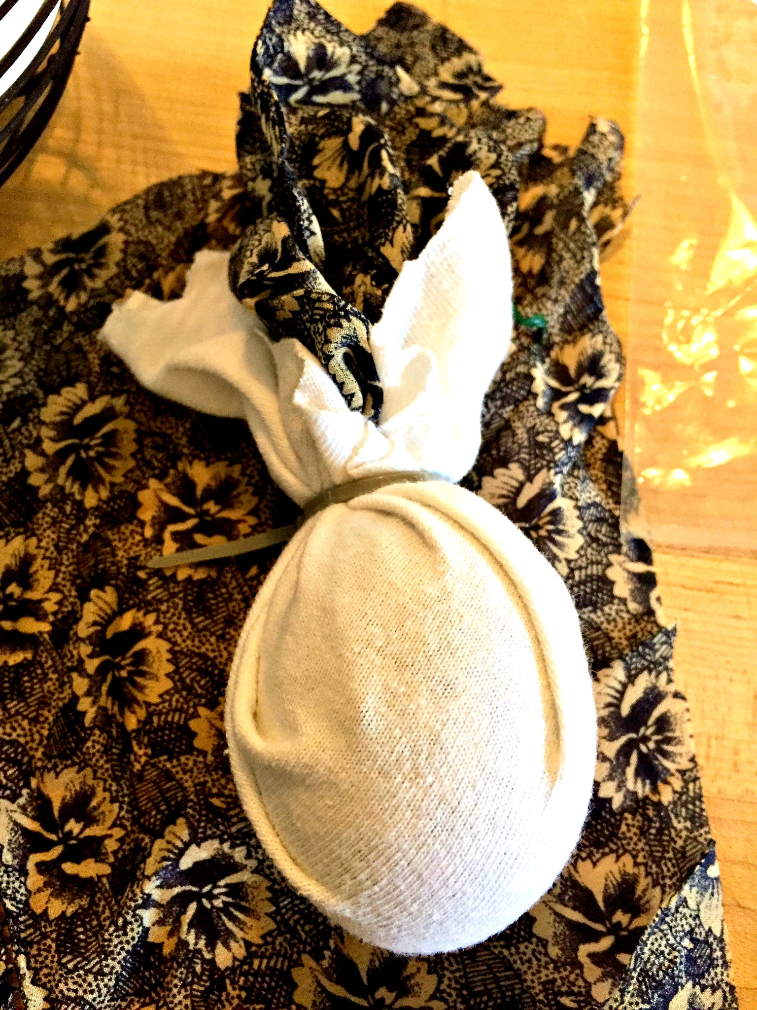 egg coloring with silk - wrapping the egg