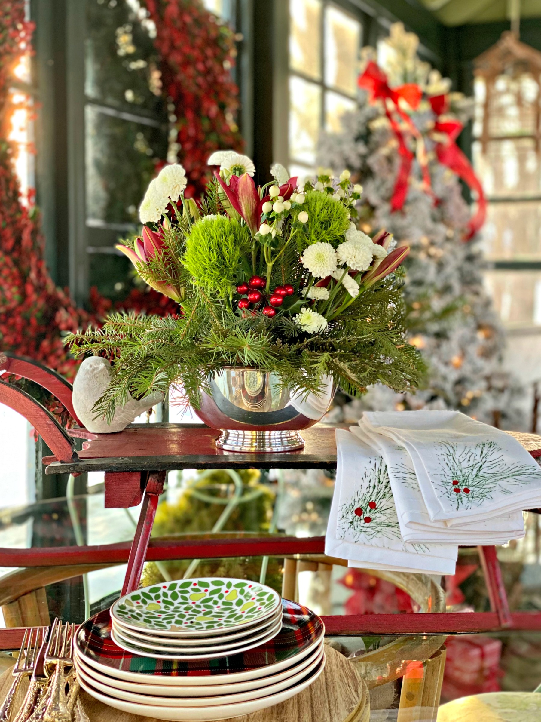 how to create a Christmas table centerpiece