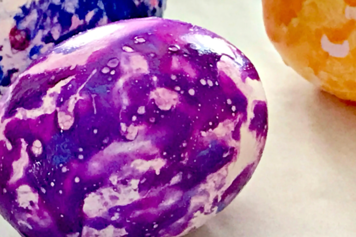 the easy way how to marbleize Easter eggs