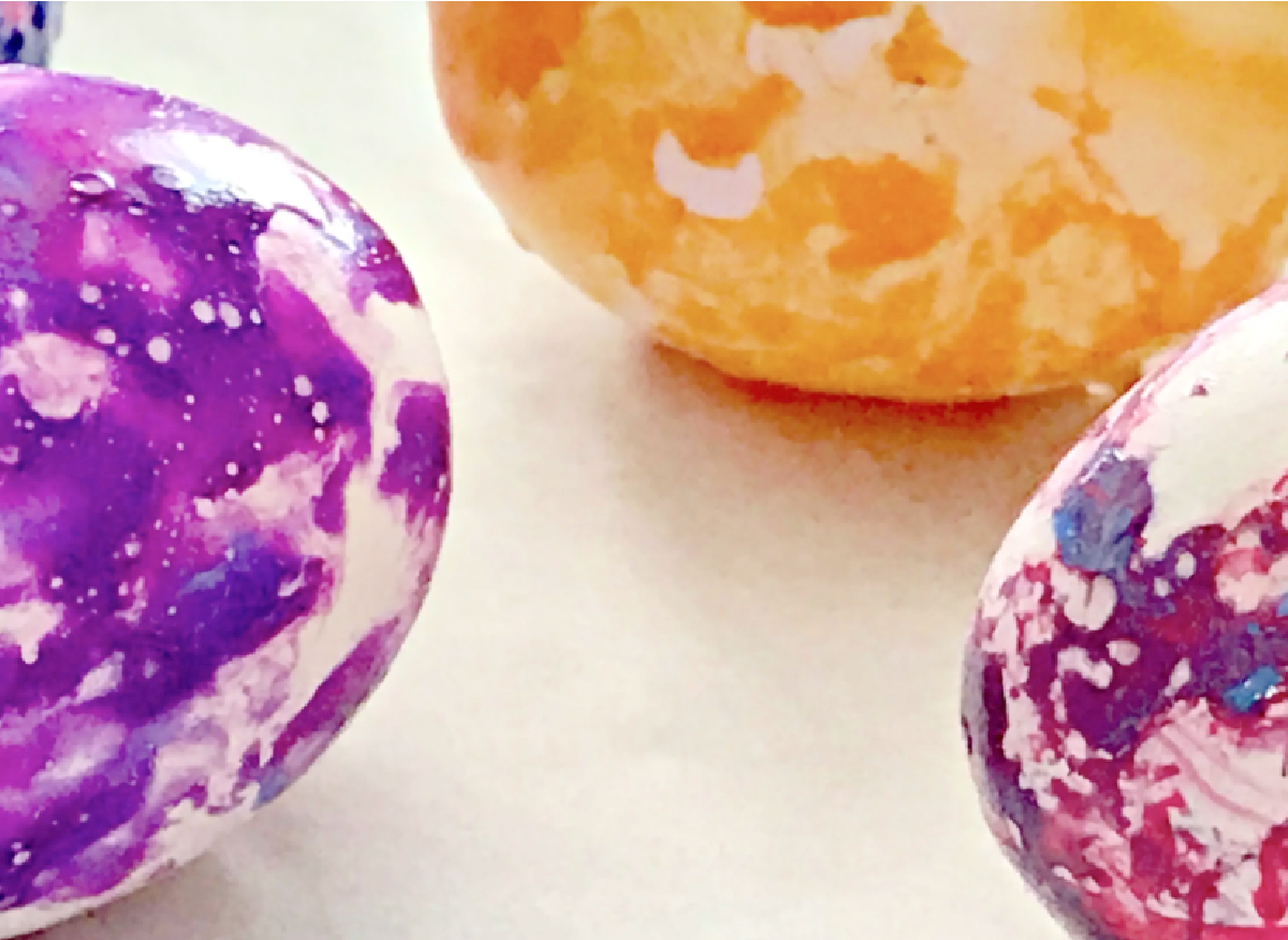 the easy way how to marbleize Easter eggs