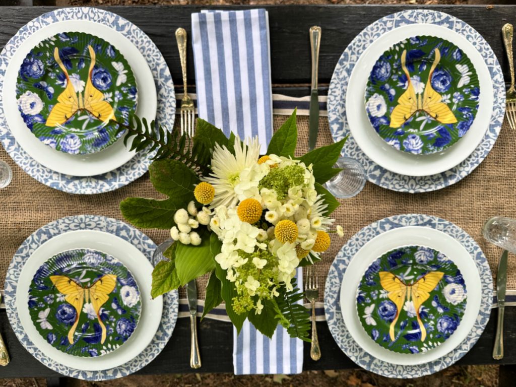 a pretty way to set a summer table for alfresco dining